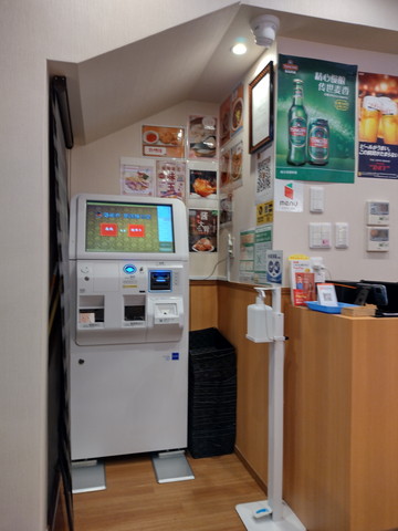 楊銘宇 黄燜鶏米飯(ホンメンジーミーファン) 御徒町店の店内