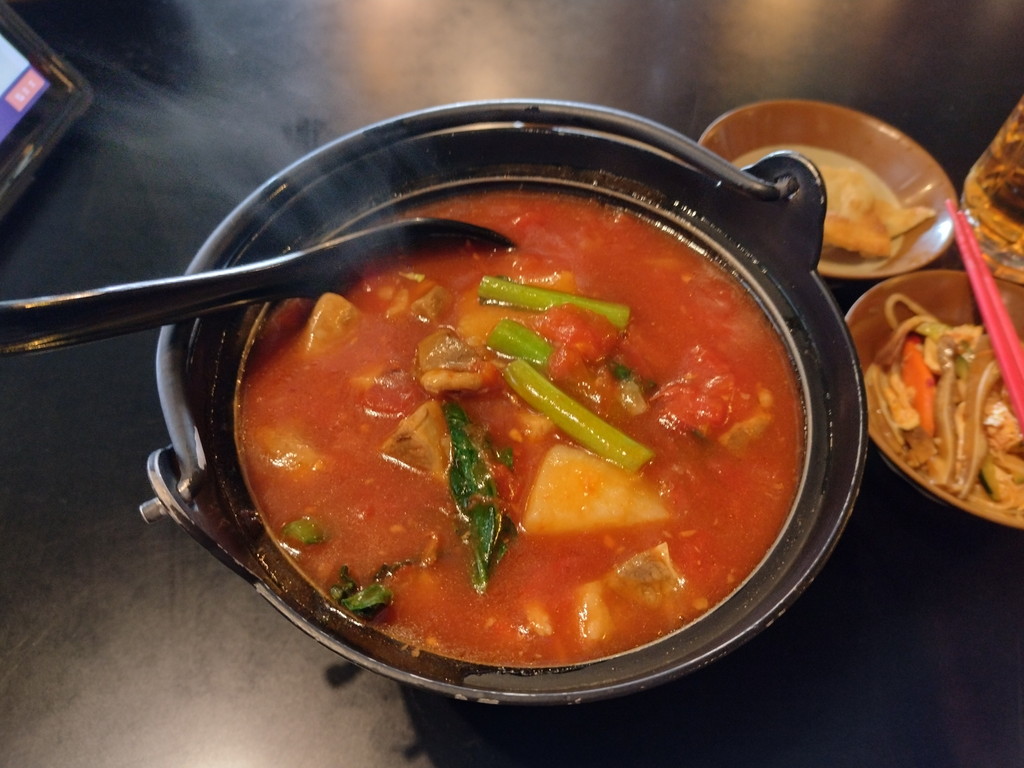 撒椒小酒館 （サンショウコサケカン)の牛肉とジャガイモのトマト煮込み